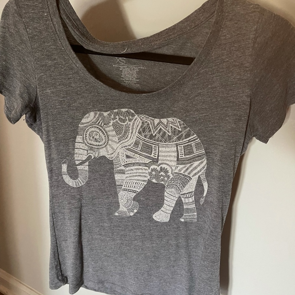 Empyre Gray T shirt with elephant graphic XS
